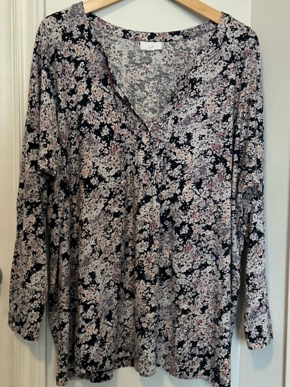 J. Jill Floral V-Neck 3/4 Sleeve Tunic Top in pink and Purple Ditsy Floral